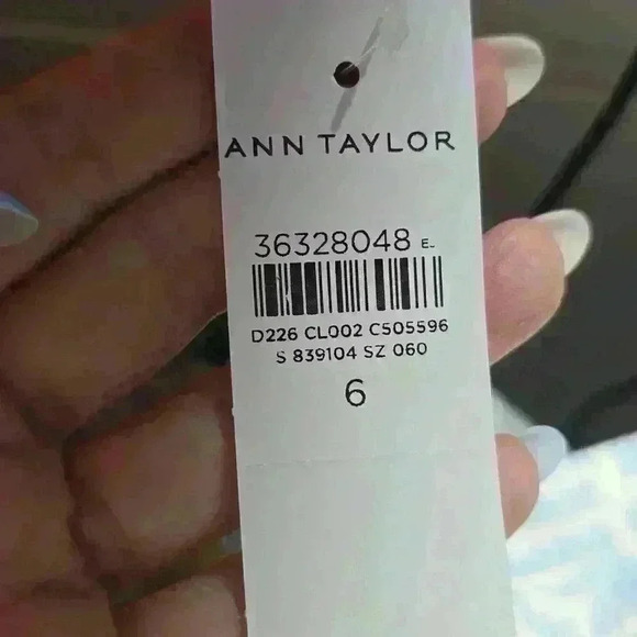 - NWT ANN TAYLOR GEO PATTERN CROP PANTS​ - Picture 4 of 5